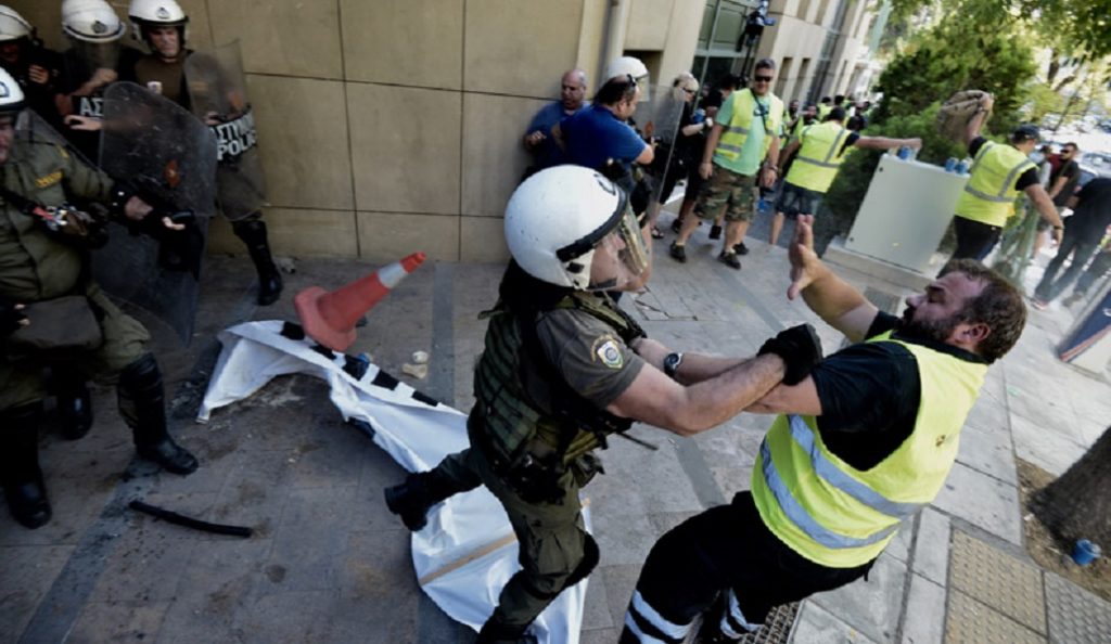 Κατάληψη μεταλλωρύχων: Με χημικά απάντησαν τα ΜΑΤ