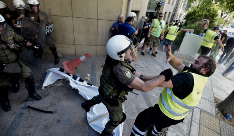 Κατάληψη μεταλλωρύχων: Με χημικά απάντησαν τα ΜΑΤ