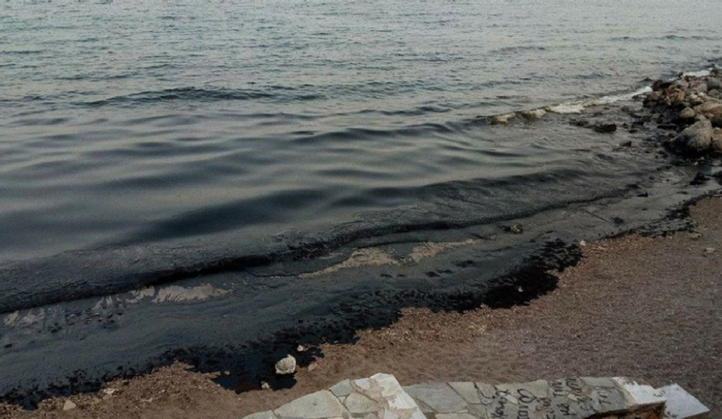 Δήμος Πειραιά: Αγωγή για αποζημιώσεις για την ρύπανση στο Σαρωνικό