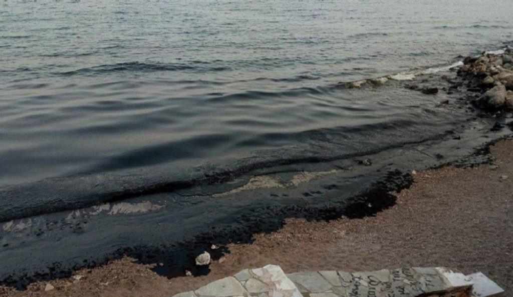 Ρύπανση στο Σαρωνικό: Συνεχίζεται η επιχείρηση απορρύπνασης