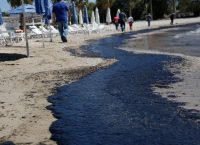 Πετρελαιοκηλίδα: Έφτασε μέχρι τις νότιες ακτές της Αττικής – “Μαύρισε” και η Γλυφάδα