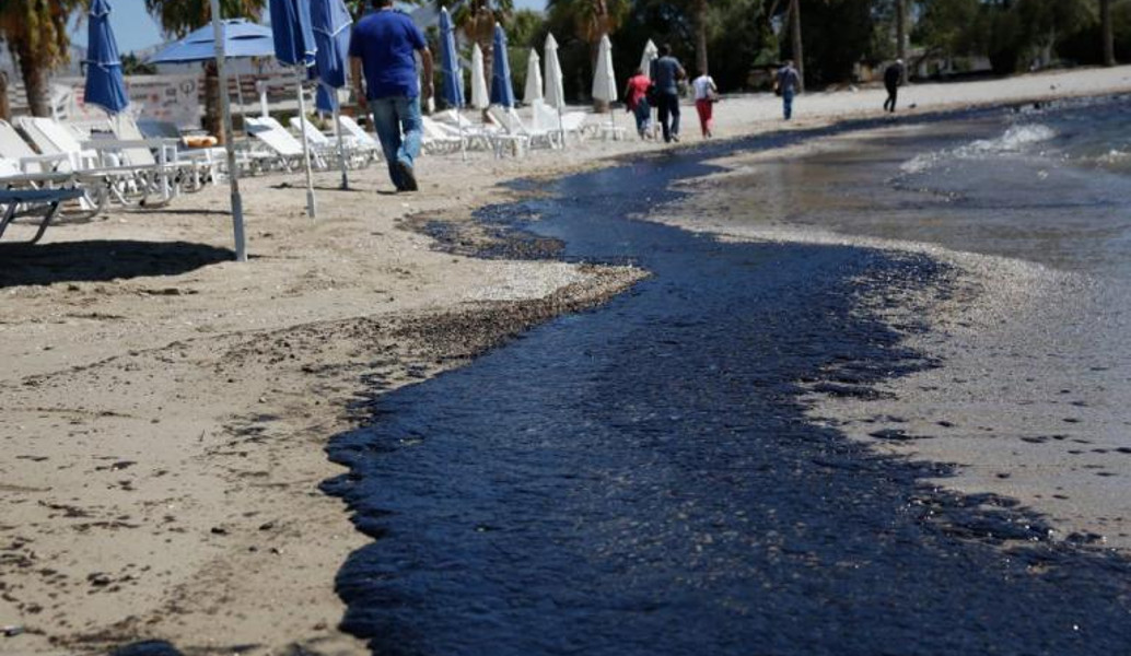 Πετρελαιοκηλίδα: Έφτασε μέχρι τις νότιες ακτές της Αττικής – “Μαύρισε” και η Γλυφάδα