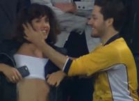 Champions League: Γυναίκα φίλαθλος της Ντόρτμουντ θέλησε να βγάλει το μπλουζάκι της (vid)