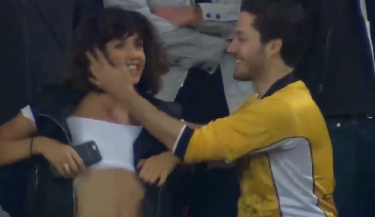 Champions League: Γυναίκα φίλαθλος της Ντόρτμουντ θέλησε να βγάλει το μπλουζάκι της (vid)