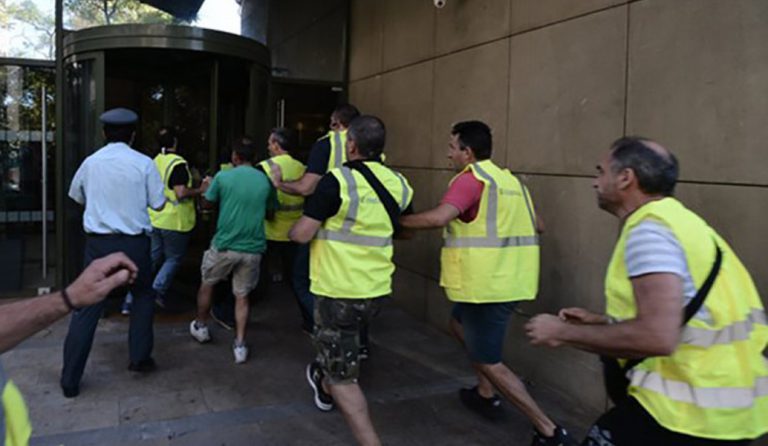 Μεταλλωρύχοι: Εισέβαλαν στο Υπουργείο Περιβάλλοντος