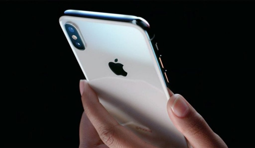 Apple iPhone: Μειώνει την παραγωγή και στα τρία καινούργια μοντέλα του κινητού τηλεφώνου