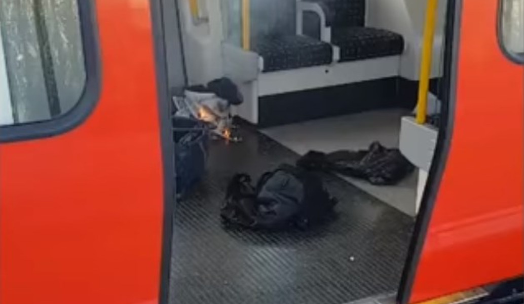 Parsons Green – Λονδίνο: Βίντεο δείχνει την φλεγόμενη συσκευή στον σταθμό μετά την έκρηξη (vid)