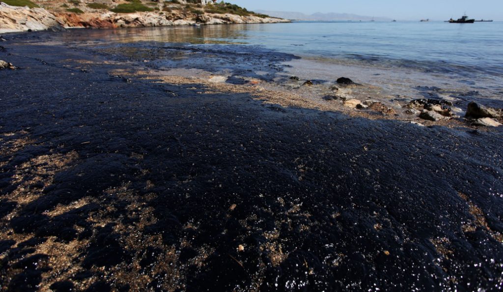 Πετρελαιοκηλίδα στον Σαρωνικό: Διαμαρτυρία του ΠΑΜΕ στον Πειραιά