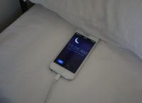 Κινητό στο κρεβάτι: Κοιμάστε ενώ φορτίζει δίπλα σας;