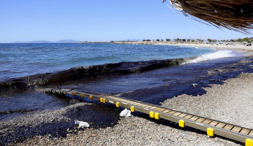 Πετρελαιοκηλίδα Σαρωνικού: Παιδιά βγαίνουν με πίσσα στο πρόσωπο από τη θάλασσα (pics)