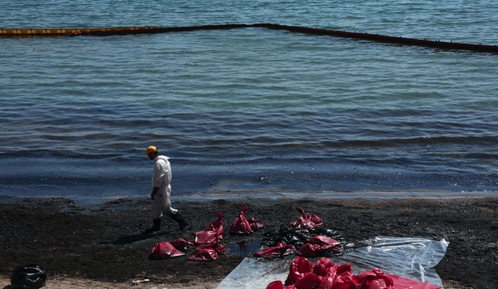 Υπουργείο Ναυτιλίας για την πετρελαιοκηλίδα στον Σαρωνικό: Αυτή είναι η κατάσταση στις παραλίες της Αττικής