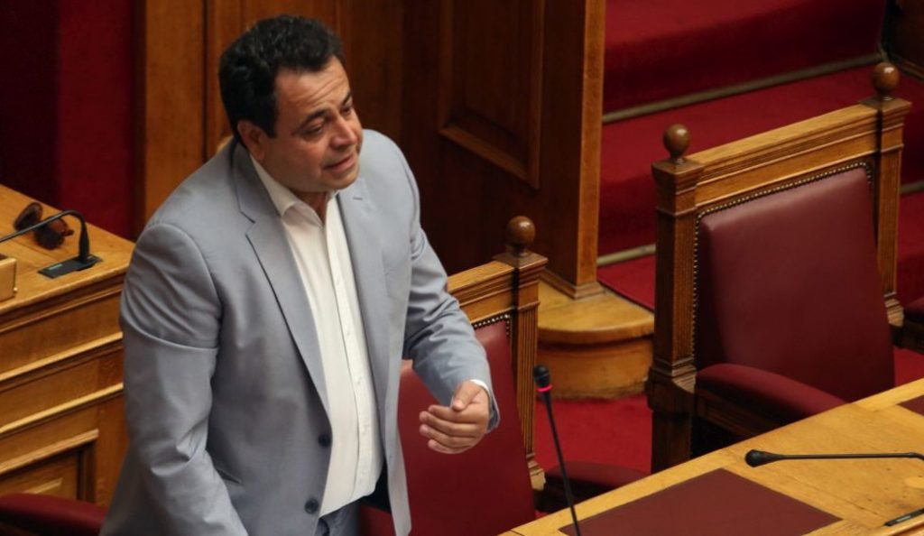 Τα “μαζεύει” και ο Σαντορινιός για την πετρελαιοκηλίδα: “Κάνουμε και λάθη”