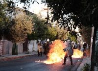 Παύλος Φύσσας: Πέτρες και χημικά στην πορεία για τη δολοφονία του (pics)