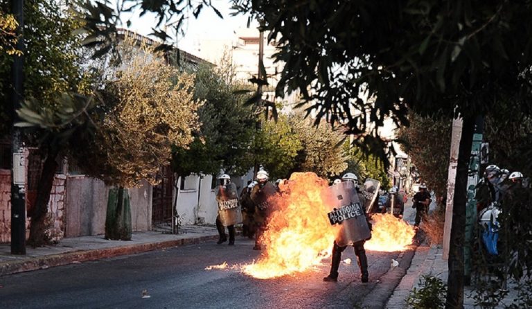 Παύλος Φύσσας: Πέτρες και χημικά στην πορεία για τη δολοφονία του (pics)