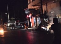 Πεδίο μάχης και δύο τραυματίες στη συγκέντρωση για τον Παύλο Φύσσα (pics&vids)