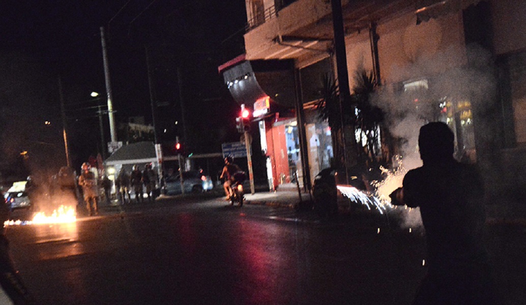 Πεδίο μάχης και δύο τραυματίες στη συγκέντρωση για τον Παύλο Φύσσα (pics&vids)