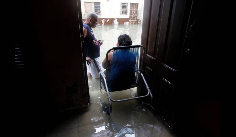 Κυκλώνας Μαρία: Σαρώνει την Καραϊβική (pics)