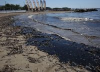 Η πετρελαιοκηλίδα “κατάπιε” τον Σαρωνικό