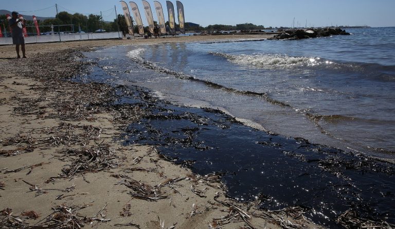 Η πετρελαιοκηλίδα “κατάπιε” τον Σαρωνικό