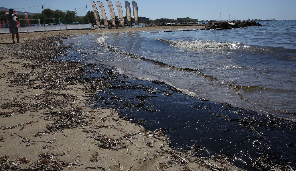 Η πετρελαιοκηλίδα “κατάπιε” τον Σαρωνικό