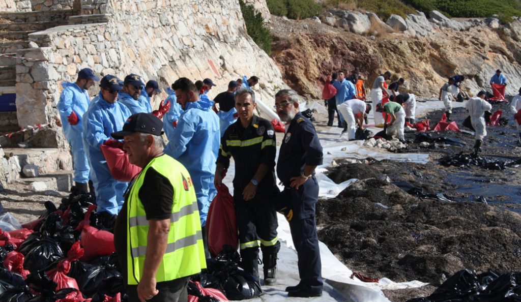 Πετρελαιοκηλίδα στον Σαρωνικό: Στη μάχη κατά της ρύπανσης και οι Ένοπλες Δυνάμεις