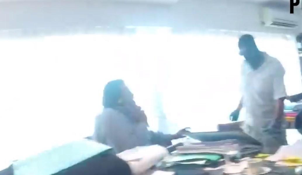 Ρουβίκωνας: Επίθεση σε δικηγορικό γραφείο (vid)