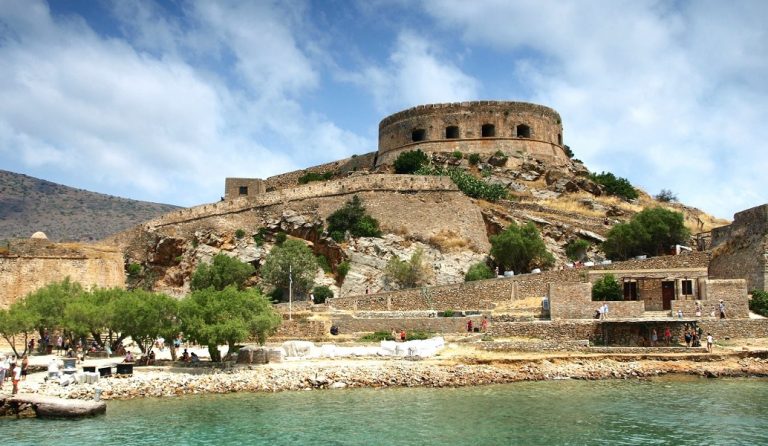 Οδοιπορικό του BBC στη Σπιναλόγκα: “Το σκοτεινό νησί με το πέπλο μυστηρίου”