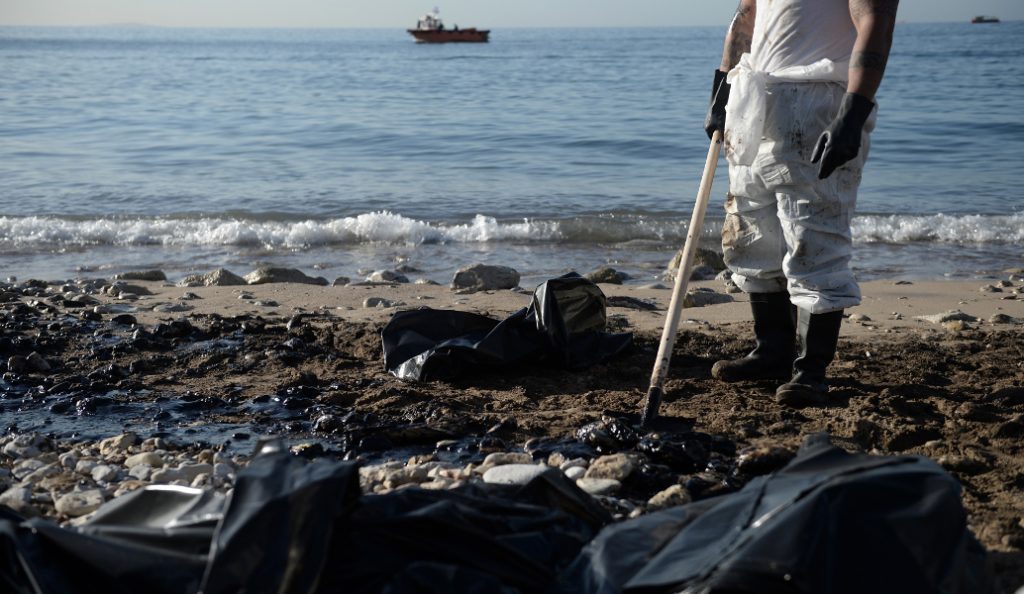 Απορρύπανση στον Σαρωνικό: Το Υπουργείο Ναυτιλίας για τις ακτές που έχουν καθαρίσει μέχρι στιγμής από το μαζούτ