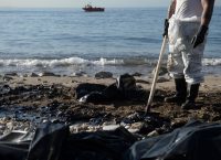 Απορρύπανση στον Σαρωνικό: Το Υπουργείο Ναυτιλίας για τις ακτές που έχουν καθαρίσει μέχρι στιγμής από το μαζούτ