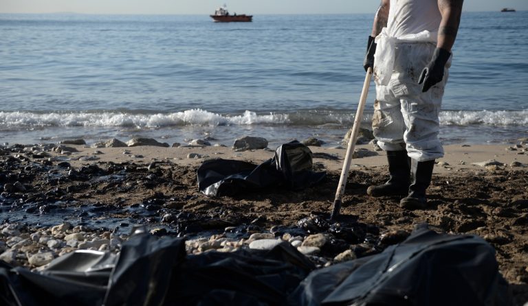 Απορρύπανση στον Σαρωνικό: Το Υπουργείο Ναυτιλίας για τις ακτές που έχουν καθαρίσει μέχρι στιγμής από το μαζούτ
