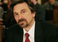 Ντένις Μπουτσικάρης: Ο Έλληνας ηθοποιός που μαγεύει το Χόλιγουντ