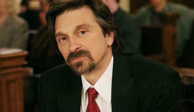 Ντένις Μπουτσικάρης: Ο Έλληνας ηθοποιός που μαγεύει το Χόλιγουντ