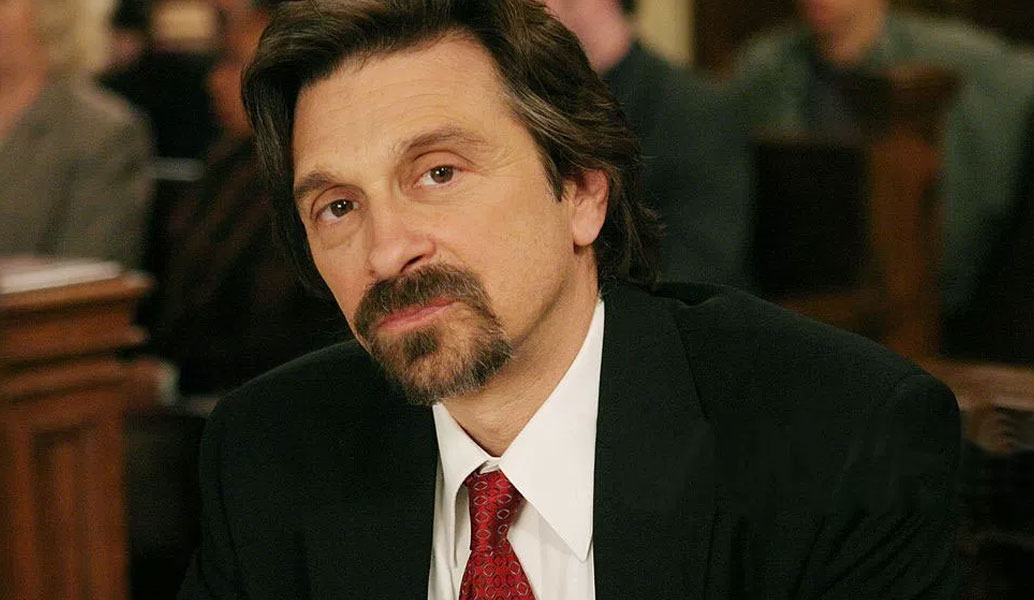 Ντένις Μπουτσικάρης: Ο Έλληνας ηθοποιός που μαγεύει το Χόλιγουντ