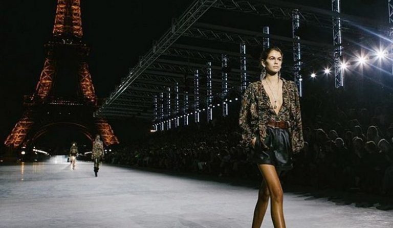 Yves Saint Laurent: Σόου σαν παραμύθι στον Πύργο του Άιφελ (pics & vid)