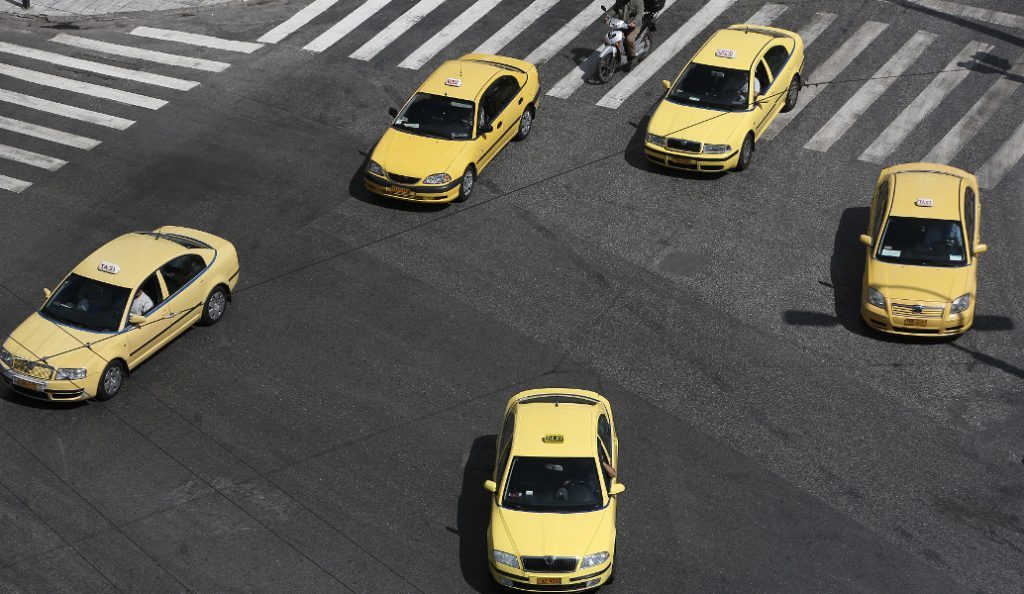 Taxibeat: Πώς το Υπουργείο Μεταφορών “τελειώνει” τις ηλεκτρονικές πλατφόρμες μίσθωσης ταξί με το νομοσχέδιο – “δώρο”