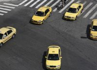 Taxibeat: Πώς το Υπουργείο Μεταφορών “τελειώνει” τις ηλεκτρονικές πλατφόρμες μίσθωσης ταξί με το νομοσχέδιο – “δώρο”