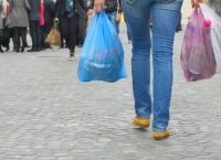 Χαράτσι για τις πλαστικές σακούλες: Βγήκε το ΦΕΚ – Στα 3 λεπτά το “καπέλο”