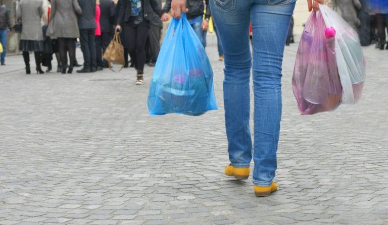 Χαράτσι για τις πλαστικές σακούλες: Βγήκε το ΦΕΚ – Στα 3 λεπτά το “καπέλο”