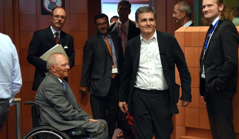 Bόλφγκανγκ Σόιμπλε: Εκείνος αποχωρεί από το Υπουργείο Οικονομικών, η λιτότητα όμως μένει