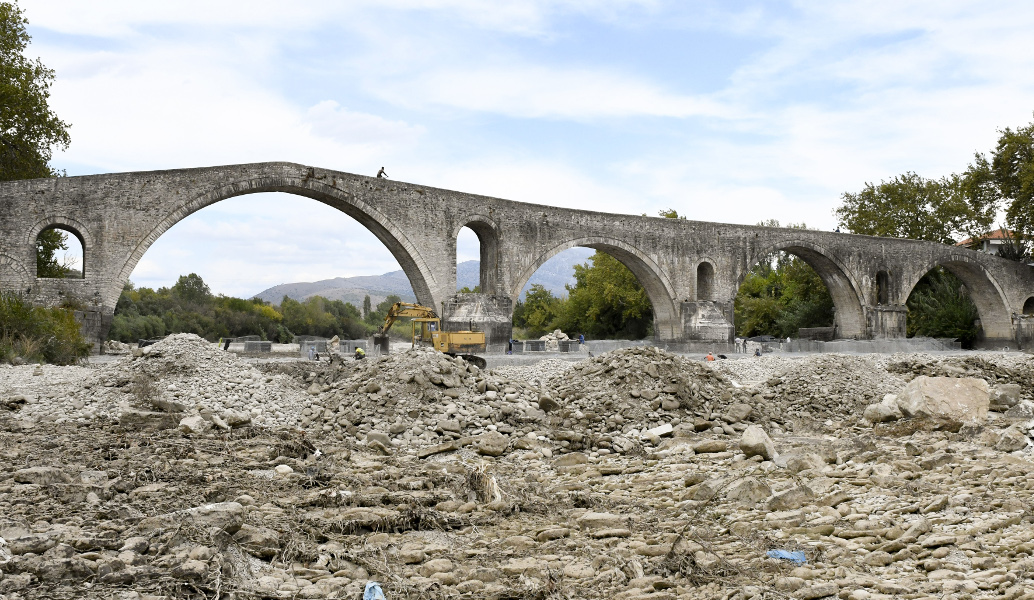 Άρτα: Σε πλήρη εξέλιξη οι εργασίες στο ιστορικό γεφύρι