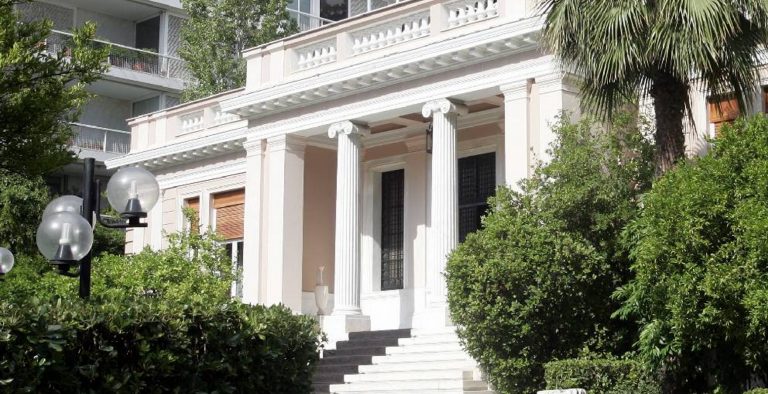 Μαξίμου: Θετική βάση η ομιλία Γιούνκερ