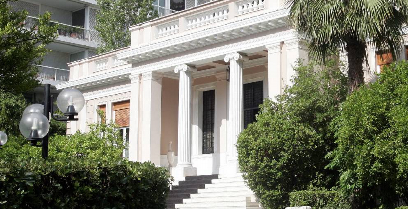 Μαξίμου: Θετική βάση η ομιλία Γιούνκερ