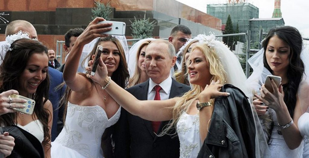 Βλαντιμίρ Πούτιν: Η selfie με τις νύφες!