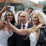 Βλαντιμίρ Πούτιν: Η selfie με τις νύφες!