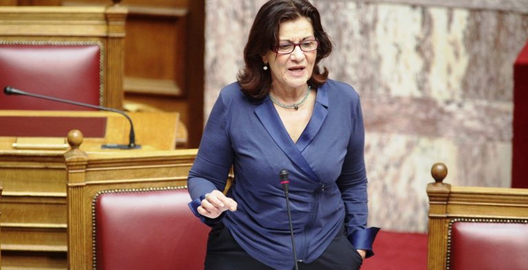 Η Φωτίου θέλει τα παιδιά στα σχολεία μέχρι τις 8 το βράδυ