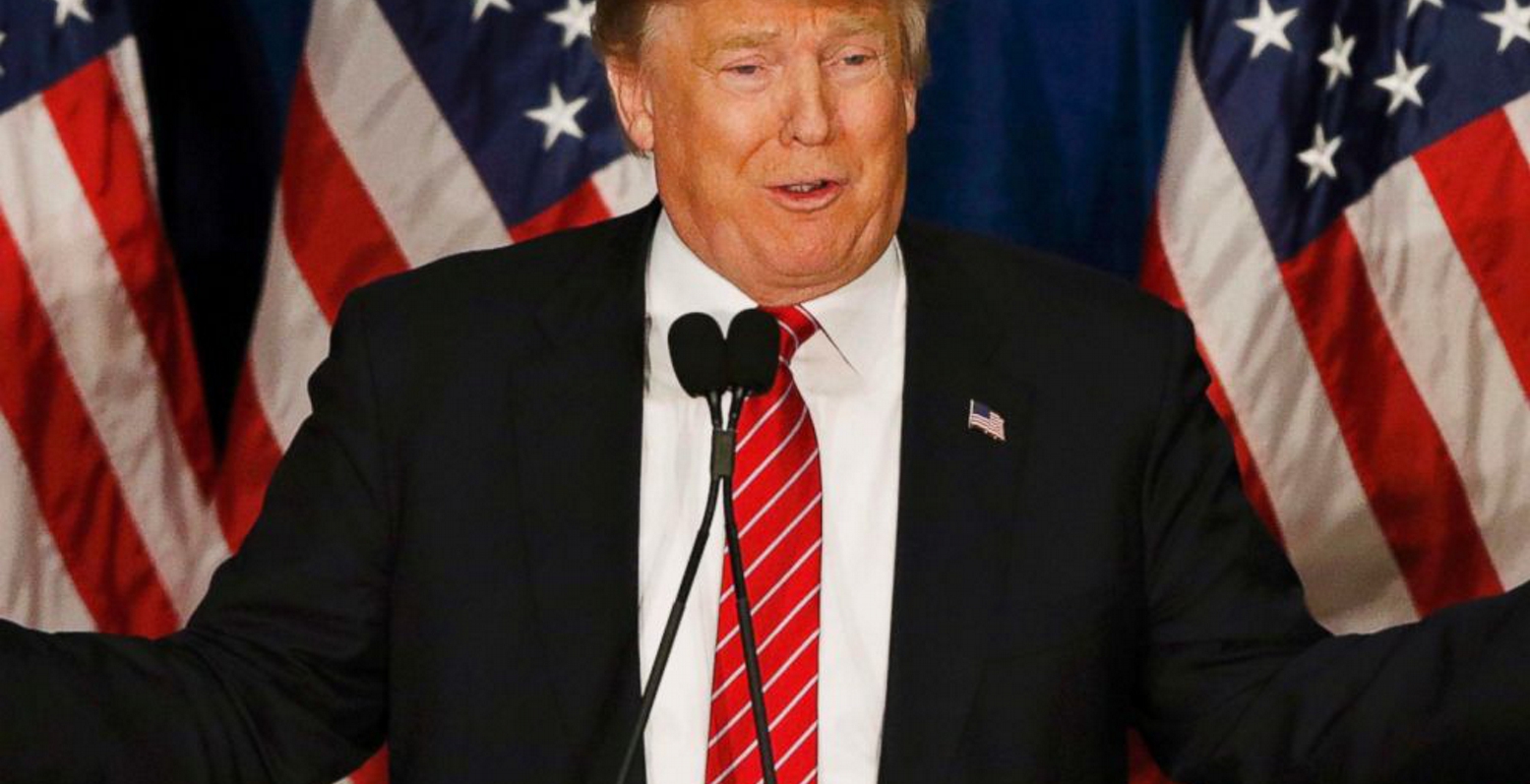 Τραμπ: Δεν είχα “βουλωμένη” μύτη, το μικρόφωνο δεν ήταν καλό