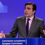 Δεν παίρνει θέση η Κομισιόν για τις τηλεοπτικές άδειες