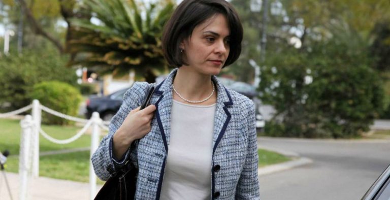 Τετ-α-τετ Τσακαλώτου-Βελκουλέσκου για την έκθεση του ΔΝΤ