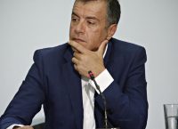 Ανασχηματισμός: “Πυρά από Θεοδωράκη” – Έγνοια του Τσίπρα να δομήσει ένα νέο παραμύθι