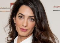 Αmal Clooney: Στην πρώτη της έξοδο μετά την ανακοίνωση της εγκυμοσύνης (pics)
